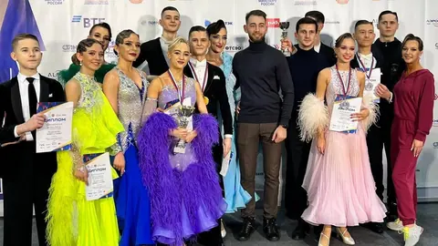 Спортсмены клуба с дипломами и тренерами