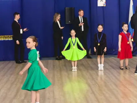 Малыши в турнирных платьях на паркете