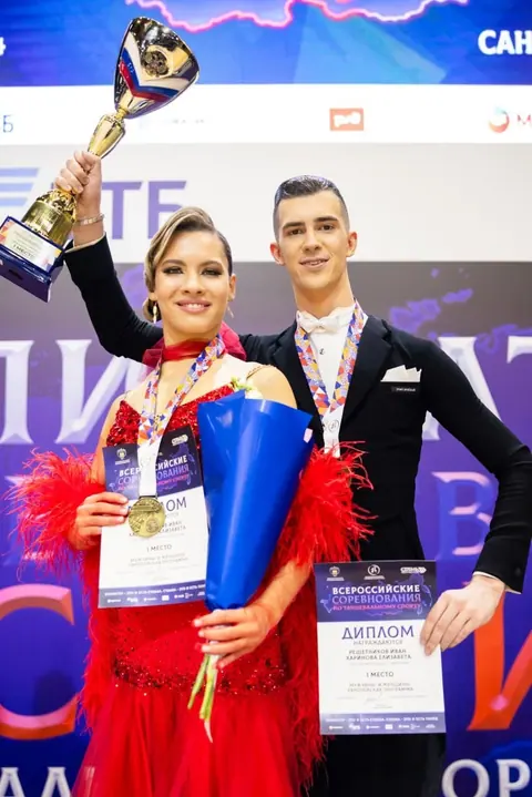 Пара в красном с кубком и дипломами чемпионата России
