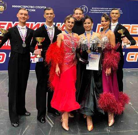 Пары с кубками и медалями на чемпионате и первенстве России по танцевальному спорту