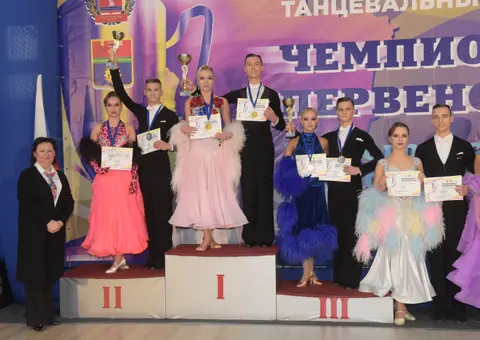 Пьедестал чемпионата и первенства: пары в бальных платьях